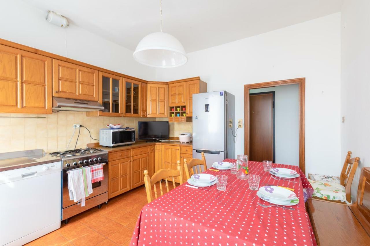 Near Station Santa Lucia Two Bedroom Apartamento