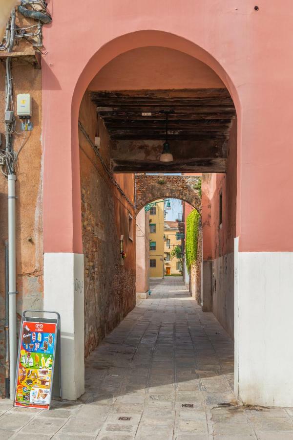 Apartamento Near Station Santa Lucia Two Bedroom *